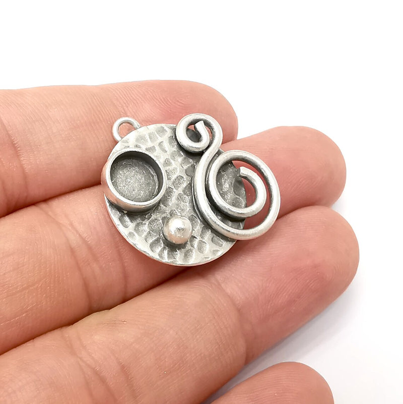 Hammered Disc Charms, Blank Resin Bezel Mounting Cabochon Base Setting Antique Silver Plated Brass (8mm Blank) G34114