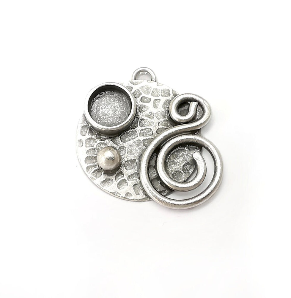 Hammered Disc Charms, Blank Resin Bezel Mounting Cabochon Base Setting Antique Silver Plated Brass (8mm Blank) G34114