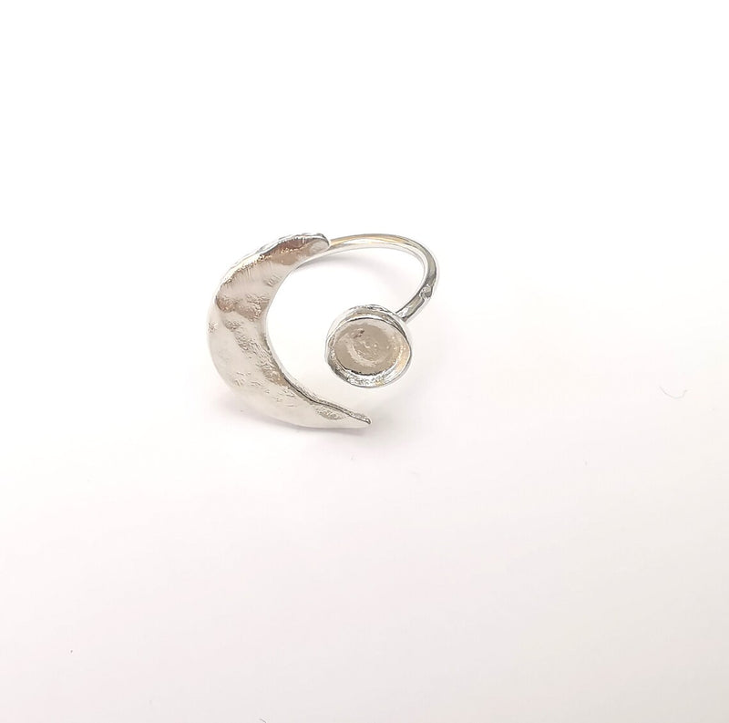Shiny Silver Hammered Crescent Ring Setting, Cabochon Blank, Resin Bezel Mounting, Epoxy Frame, Adjustable Rhodium Plated Brass 6mm G36011