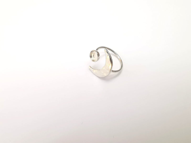 Shiny Silver Hammered Crescent Ring Setting, Cabochon Blank, Resin Bezel Mounting, Epoxy Frame, Adjustable Rhodium Plated Brass 6mm G36011