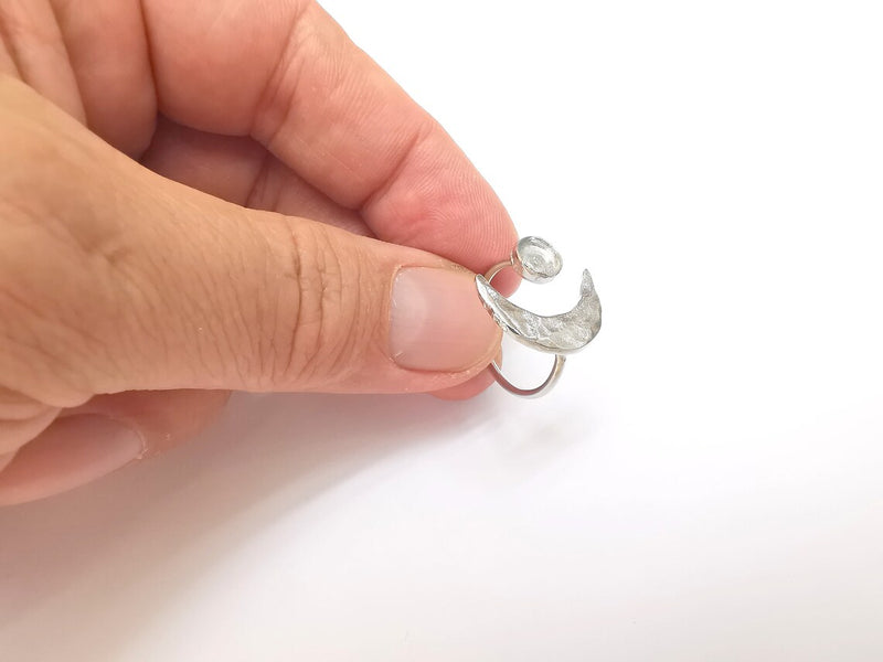 Shiny Silver Hammered Crescent Ring Setting, Cabochon Blank, Resin Bezel Mounting, Epoxy Frame, Adjustable Rhodium Plated Brass 6mm G36011