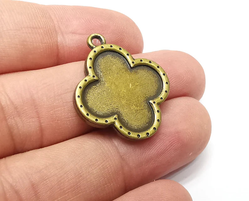 Clover Pendant Bezels (Double Side Blank) Resin Blank, inlay Mountings, Mosaic Frame, Cabochon Bases, Antique Bronze Plated (20mm) G33985
