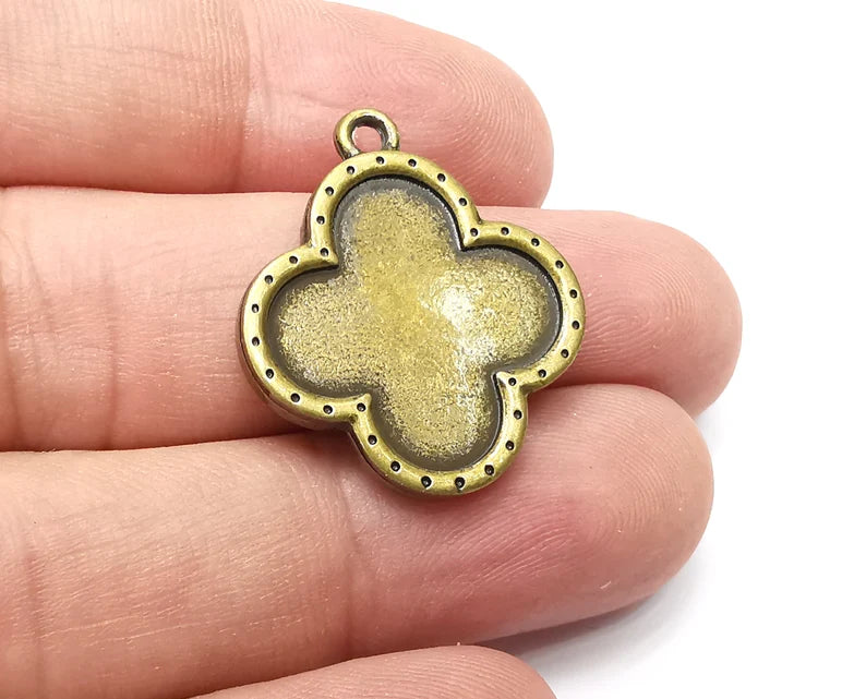 Clover Pendant Bezels (Double Side Blank) Resin Blank, inlay Mountings, Mosaic Frame, Cabochon Bases, Antique Bronze Plated (20mm) G33985