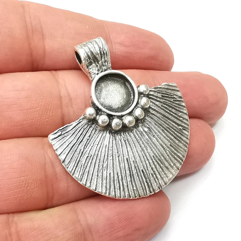 Ribbed Pendant Blanks, Resin Bezel Bases, Mosaic Mountings, Dry flower Frame, Polymer Clay base, Antique Silver Plated (11mm) G34124