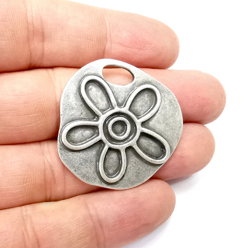 Flower Charms, Daisy Charms, Antique Silver Plated Pendant (36mm) G34417