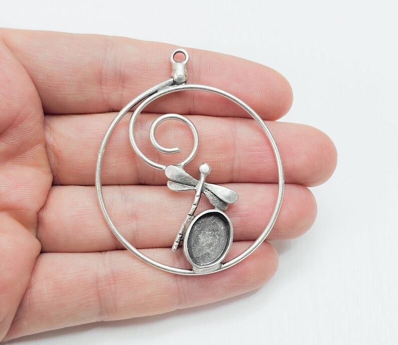 Dragonfly Swirl Oval Pendant Base Setting Bezel Blank Antique Silver Plated Brass Pendant (55mm) (14x10mm blank) G34631