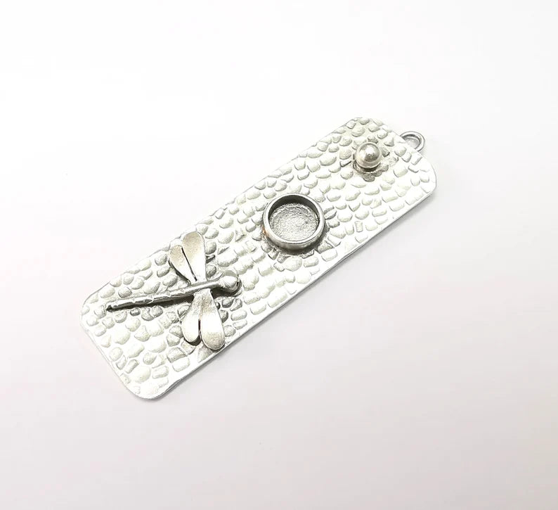 Dragonfly Pendant, Hammered Charms Blank, Dangle Resin Bezel Mounting, Cabochon Base Setting, Antique Silver Plated Brass (8mm Blank) G34922