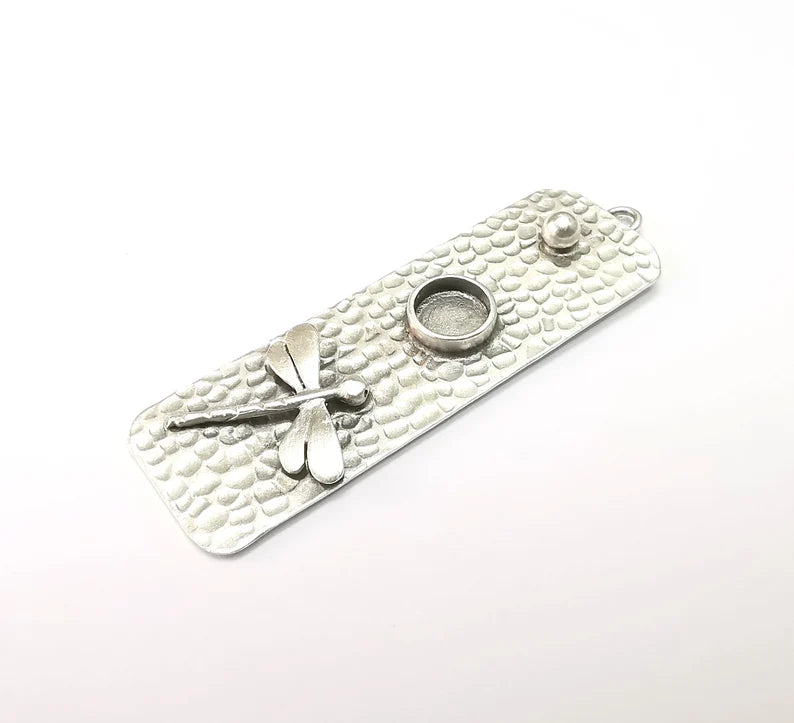 Dragonfly Pendant, Hammered Charms Blank, Dangle Resin Bezel Mounting, Cabochon Base Setting, Antique Silver Plated Brass (8mm Blank) G34922