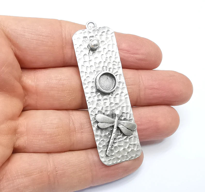 Dragonfly Pendant, Hammered Charms Blank, Dangle Resin Bezel Mounting, Cabochon Base Setting, Antique Silver Plated Brass (8mm Blank) G34922