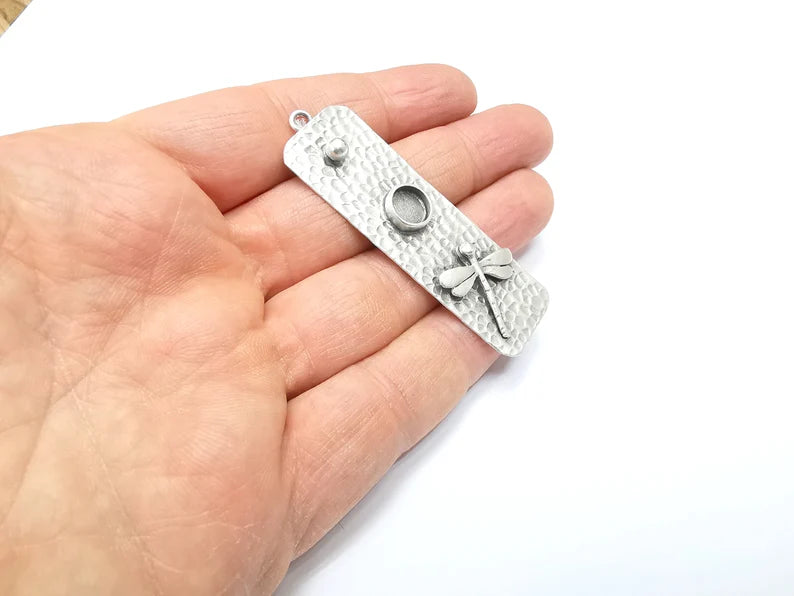 Dragonfly Pendant, Hammered Charms Blank, Dangle Resin Bezel Mounting, Cabochon Base Setting, Antique Silver Plated Brass (8mm Blank) G34922