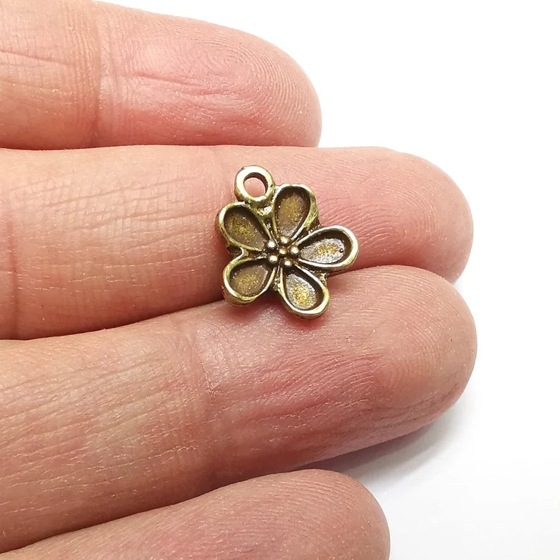 5 Daisy Charms, Flower Charms, Antique Bronze Plated Charms (16x14mm) G34929
