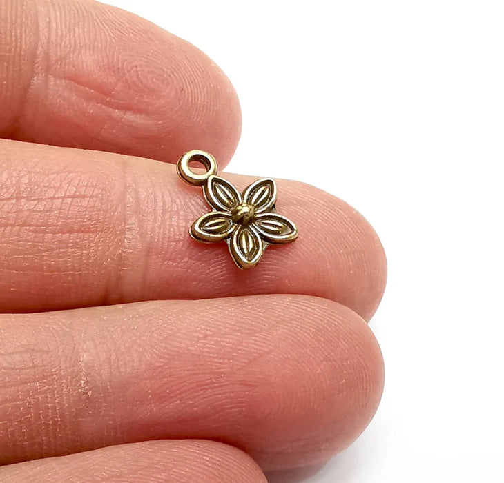 10 Daisy Charms, Flower Charms, Antique Bronze Plated Charms (14x11mm) G34990