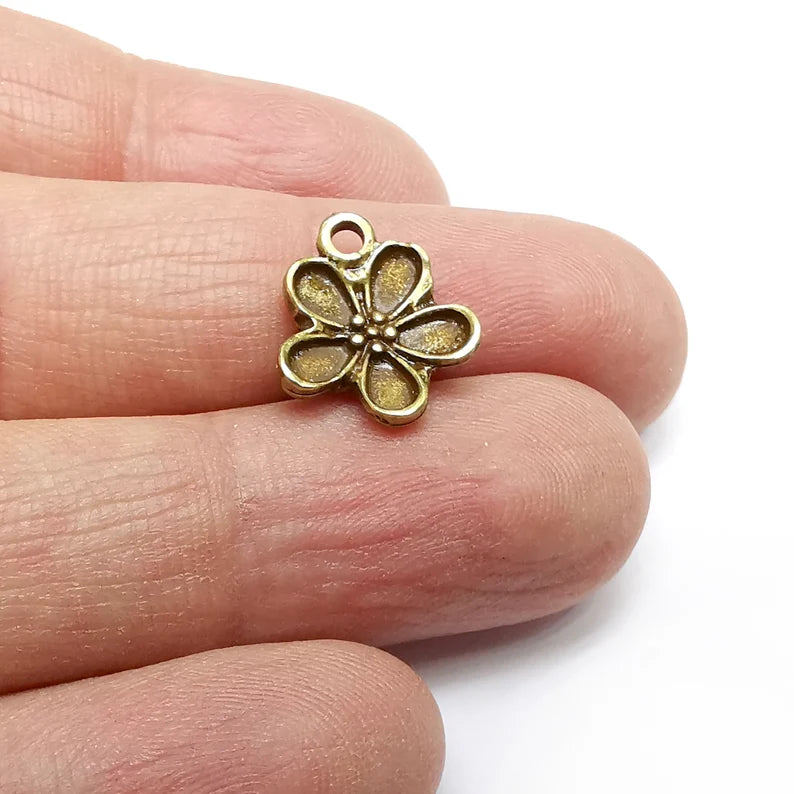 5 Daisy Charms, Flower Charms, Antique Bronze Plated Charms (16x14mm) G34929