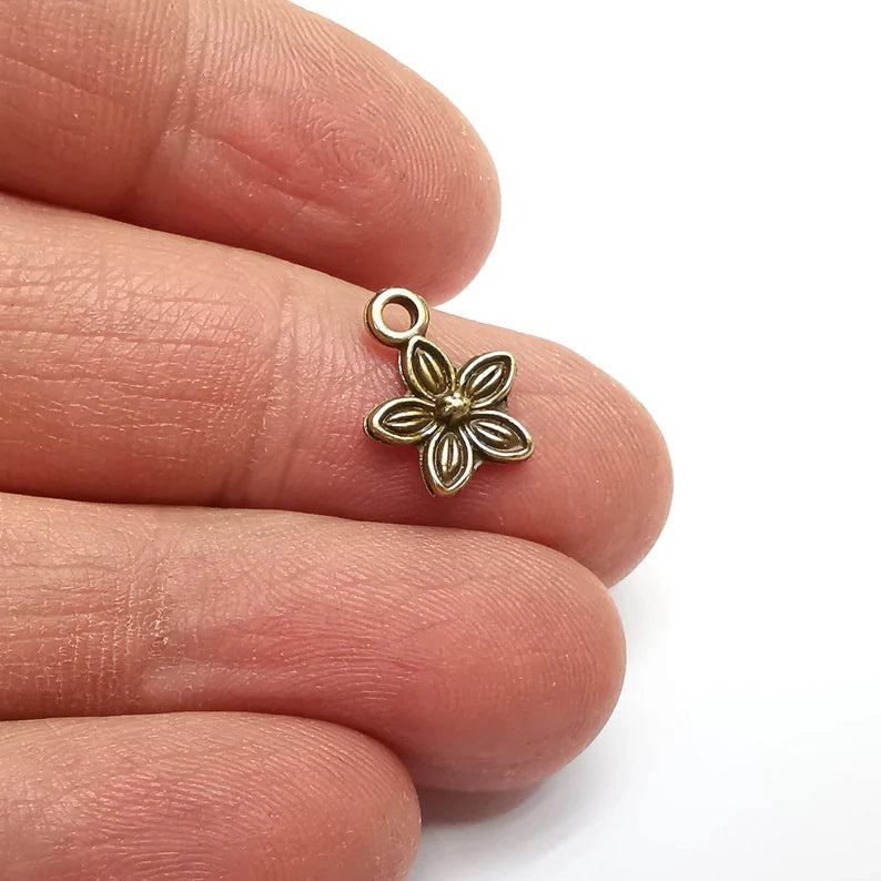 10 Daisy Charms, Flower Charms, Antique Bronze Plated Charms (14x11mm) G34990