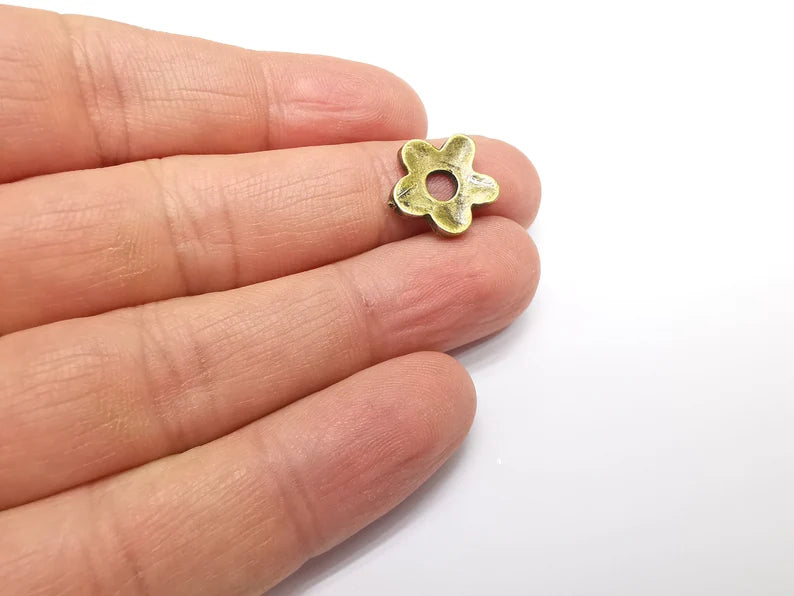 4 Bronze Flower Charms, Daisy Charms, Hollow Follow Charms, Bronze Connector, Necklace Parts, Antique Bronze Plated 14mm G35031