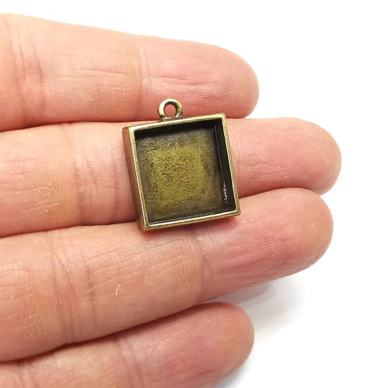 Bronze Pendant Blank, Cabochon Bezel, Locket Pendant Base, inlay Mountings, Resin Necklace, Antique Bronze Plated Metal (16mm blank) G35049