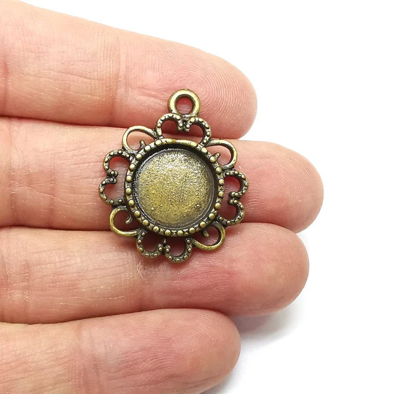 Flower Pendant Blank, Cabochon Bezel, Round Pendant Base, inlay Mountings, Resin Necklace, Antique Bronze Plated Metal 14mm blank G35302