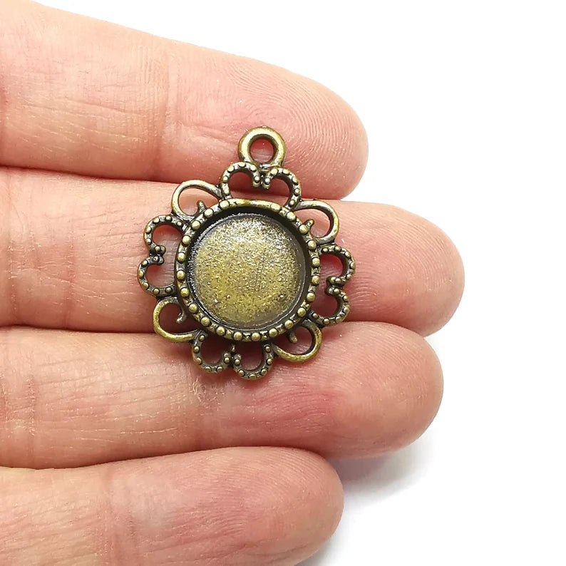 Flower Pendant Blank, Cabochon Bezel, Round Pendant Base, inlay Mountings, Resin Necklace, Antique Bronze Plated Metal 14mm blank G35302