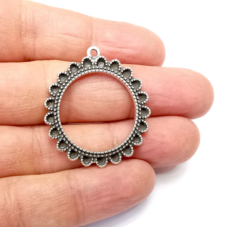 Flower Frame Charms, Round Charms, Ethnic Earring Charms, Silver Rustic Pendant, Necklace Parts, Antique Silver Plated 37x33mm G35138