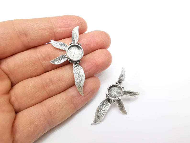 Flower Earring Base, Leaf Earring Blank, Ear Settings Bezel, Resin Blank, Cabochon Mounting, Antique Silver Plated Brass (10mm blank) G35426