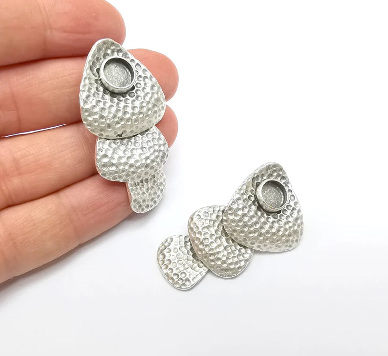 Earring Stud Base, Hammered Dangle Earring Blank, Ear Setting Resin Bezel, Cabochon Mounting, Antique Silver Plated Brass (8mm blank) G35430