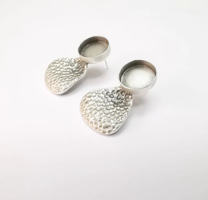 Earring Stud Base, Hammered Earring Blank, Ear Settings Resin Bezel, Cabochon Mounting, Antique Silver Plated Brass (14mm blanks) G35435