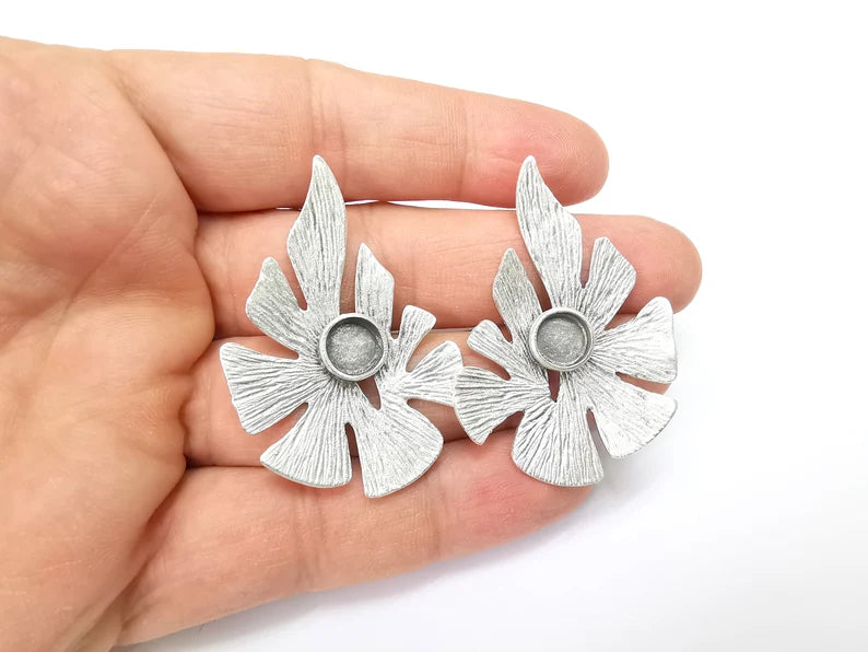 Leafy Earring Blank, Monstera Earring Base, Ear Setting Resin Bezel, Cabochon Mounting, Antique Silver Plated Brass (8mm blanks) G35448