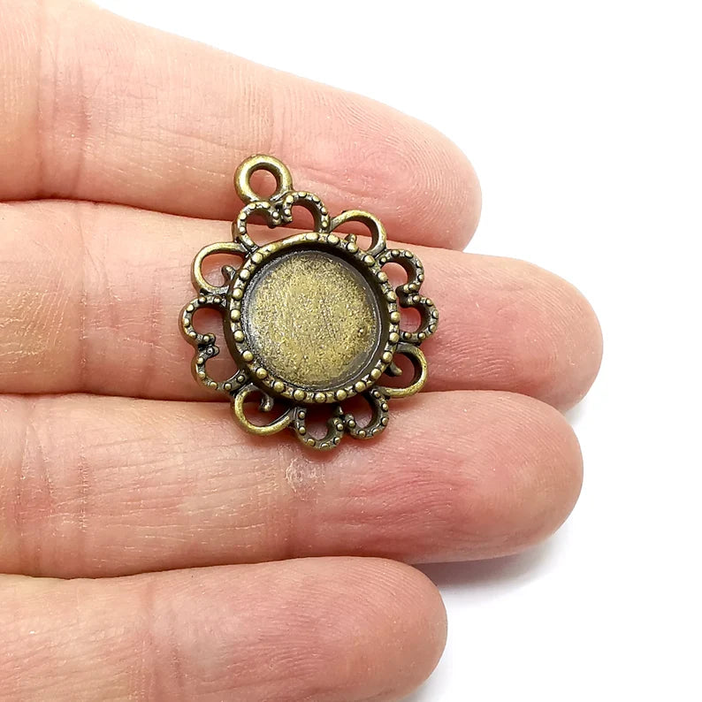 Flower Pendant Blank, Cabochon Bezel, Round Pendant Base, inlay Mountings, Resin Necklace, Antique Bronze Plated Metal 14mm blank G35302