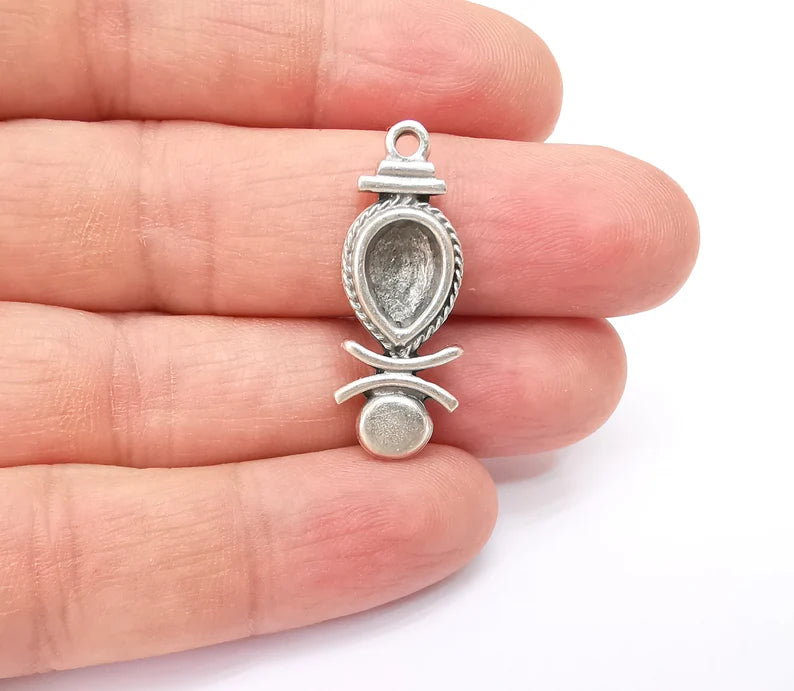 2 Silver Dangle Charms Blank, Earring Charms Base, Cabochon Bezel, inlay Mounting, Resin Necklace, Antique Silver Plated Brass 32x12mm G35495
