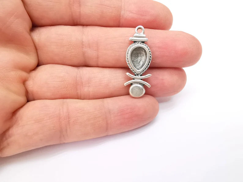 2 Silver Dangle Charms Blank, Earring Charms Base, Cabochon Bezel, inlay Mounting, Resin Necklace, Antique Silver Plated Brass 32x12mm G35495