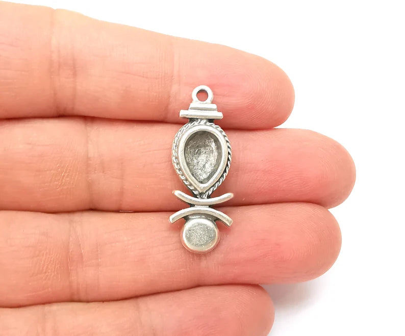 2 Silver Dangle Charms Blank, Earring Charms Base, Cabochon Bezel, inlay Mounting, Resin Necklace, Antique Silver Plated Brass 32x12mm G35495