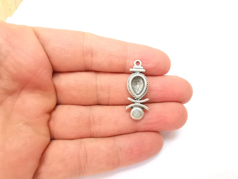 2 Silver Dangle Charms Blank, Earring Charms Base, Cabochon Bezel, inlay Mounting, Resin Necklace, Antique Silver Plated Brass 32x12mm G35495