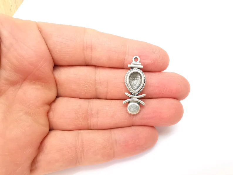 2 Silver Dangle Charms Blank, Earring Charms Base, Cabochon Bezel, inlay Mounting, Resin Necklace, Antique Silver Plated Brass 32x12mm G35495