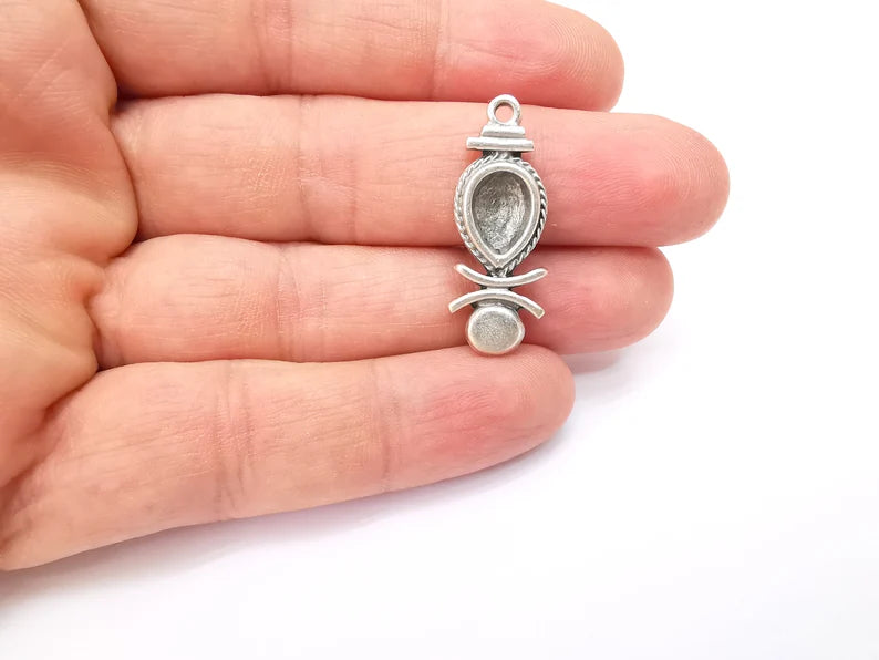 2 Silver Dangle Charms Blank, Earring Charms Base, Cabochon Bezel, inlay Mounting, Resin Necklace, Antique Silver Plated Brass 32x12mm G35495