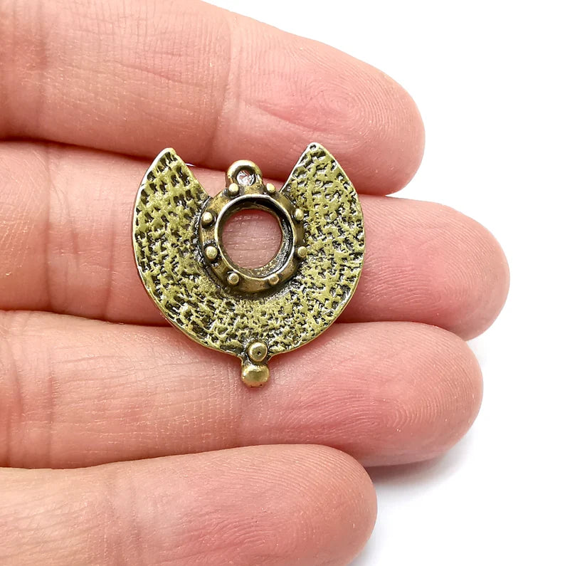 2 Bronze Charms, Round Charms, Ethnic Earring Charms, Bronze Rustic Pendant, Necklace Parts, Antique Bronze Plated 26x26mm G35540