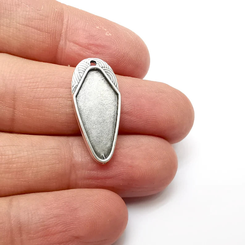 4 Silver Charms Blank, Earring Charms Base, Cabochon Bezel, inlay Mounting, Resin Necklace, Antique Silver Plated Brass 22x10mm blank G35711