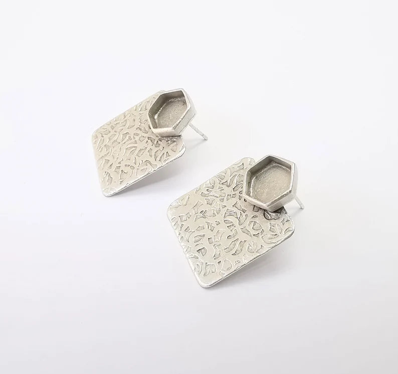 Earring Stud Base, Hammered Earring Blank, Ear Settings Resin Bezel, Cabochon Mounting, Antique Silver Plated Brass (8mm hexagon ) G35752