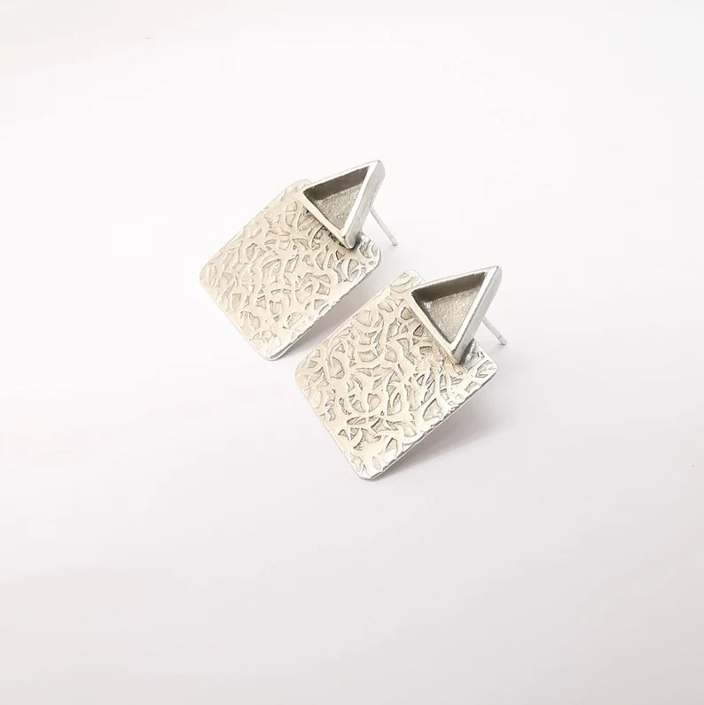 Earring Stud Base, Hammered Earring Blank, Ear Settings Resin Bezel, Cabochon Mounting, Antique Silver Plated Brass (8mm triangle) G35810