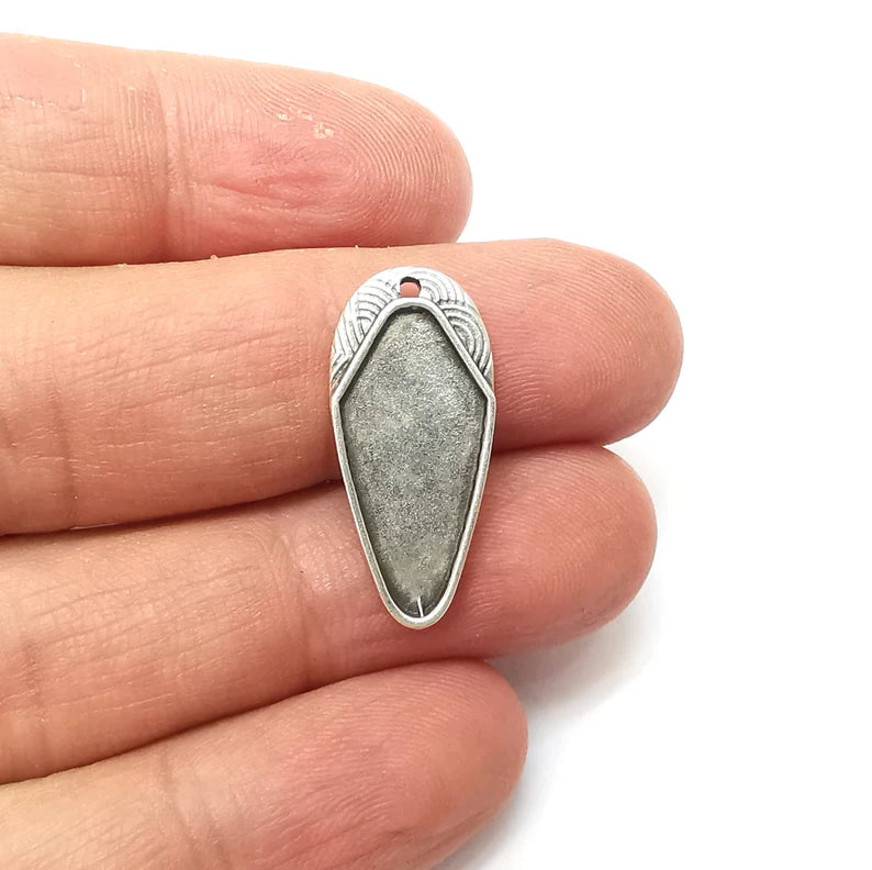 4 Silver Charms Blank, Earring Charms Base, Cabochon Bezel, inlay Mounting, Resin Necklace, Antique Silver Plated Brass 22x10mm blank G35711