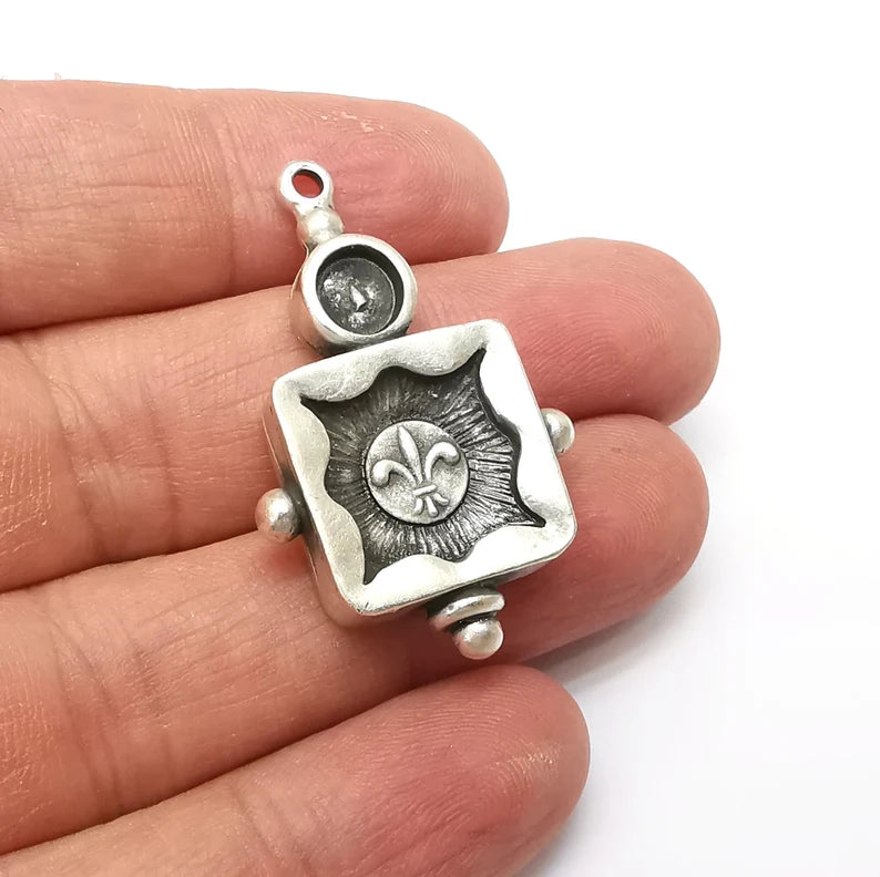 Silver Dangle Charms Blank, Earring Charms Base, Cabochon Bezel, inlay Mounting, Resin Necklace, Antique Silver Plated 41x25mm G35717
