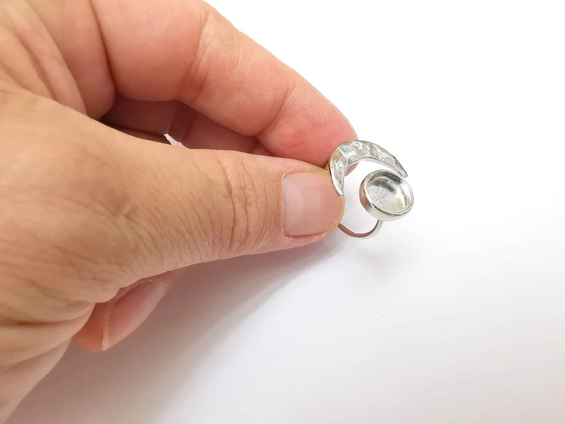 Shiny Silver Hammered Crescent Ring Setting, Cabochon Blank, Resin Bezel Mounting, Epoxy Frame, Adjustable Rhodium Plated Brass 10mm G35884