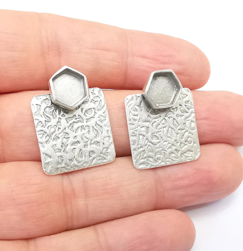 Earring Stud Base, Hammered Earring Blank, Ear Settings Resin Bezel, Cabochon Mounting, Antique Silver Plated Brass (8mm hexagon ) G35752
