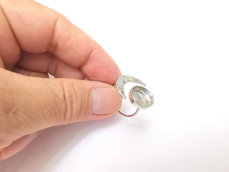 Shiny Silver Hammered Crescent Ring Setting, Cabochon Blank, Resin Bezel Mounting, Epoxy Frame, Adjustable Rhodium Plated Brass 12mm G35931