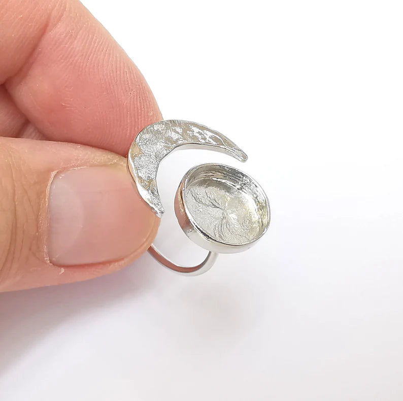Shiny Silver Hammered Crescent Ring Setting, Cabochon Blank, Resin Bezel Mounting, Epoxy Frame, Adjustable Rhodium Plated Brass 12mm G35931