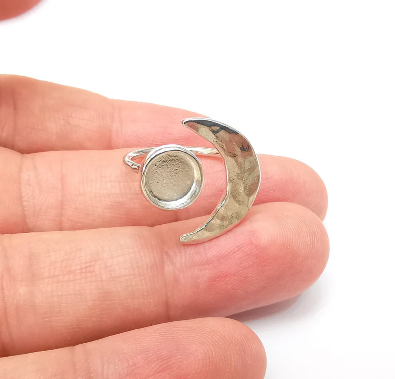 Shiny Silver Hammered Crescent Ring Setting, Cabochon Blank, Resin Bezel Mounting, Epoxy Frame, Adjustable Rhodium Plated Brass 8mm G35962