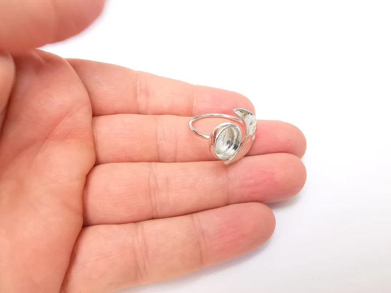 Shiny Silver Hammered Crescent Ring Setting, Cabochon Blank, Resin Bezel Mounting, Epoxy Frame, Adjustable Rhodium Plated Brass 10mm G35884