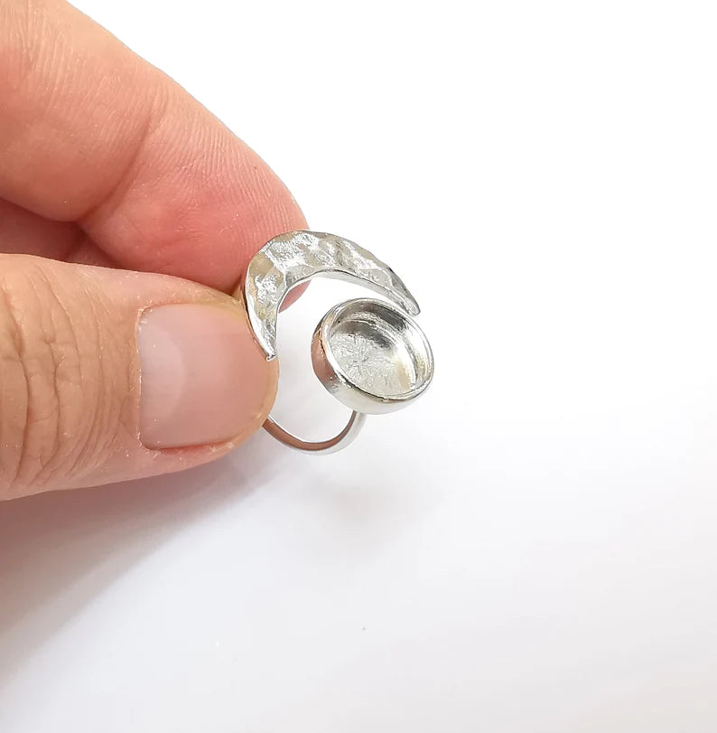 Shiny Silver Hammered Crescent Ring Setting, Cabochon Blank, Resin Bezel Mounting, Epoxy Frame, Adjustable Rhodium Plated Brass 10mm G35884