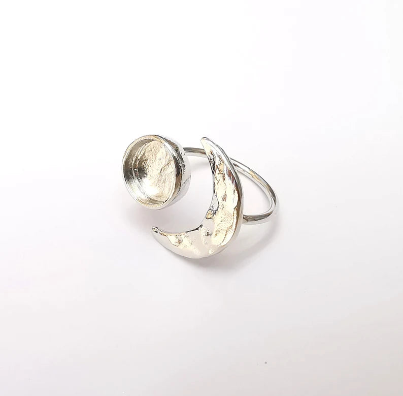 Shiny Silver Hammered Crescent Ring Setting, Cabochon Blank, Resin Bezel Mounting, Epoxy Frame, Adjustable Rhodium Plated Brass 10mm G35884