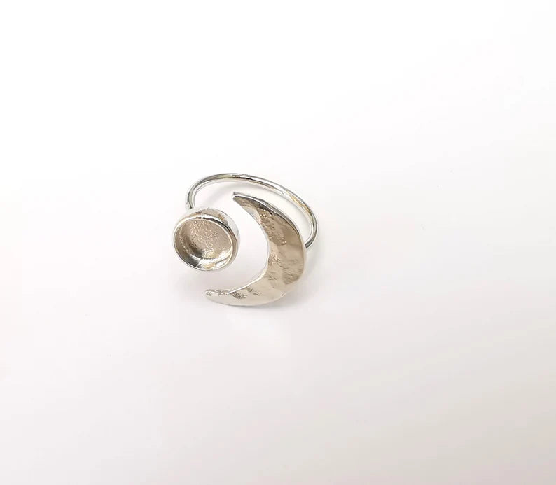 Shiny Silver Hammered Crescent Ring Setting, Cabochon Blank, Resin Bezel Mounting, Epoxy Frame, Adjustable Rhodium Plated Brass 8mm G35962