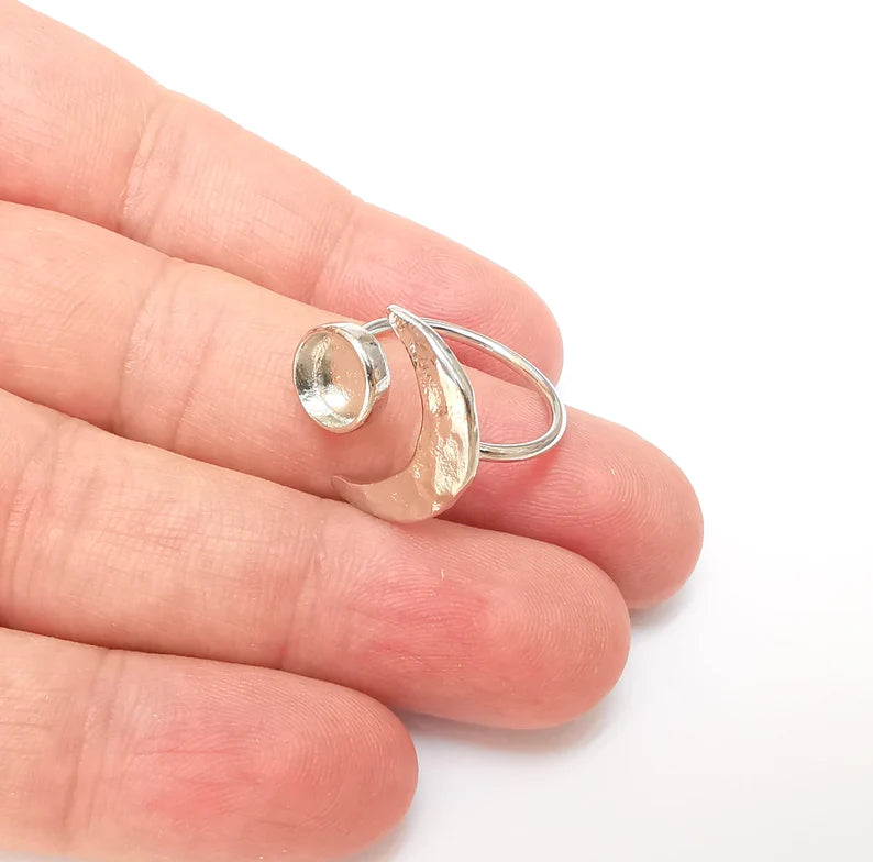 Shiny Silver Hammered Crescent Ring Setting, Cabochon Blank, Resin Bezel Mounting, Epoxy Frame, Adjustable Rhodium Plated Brass 8mm G35962